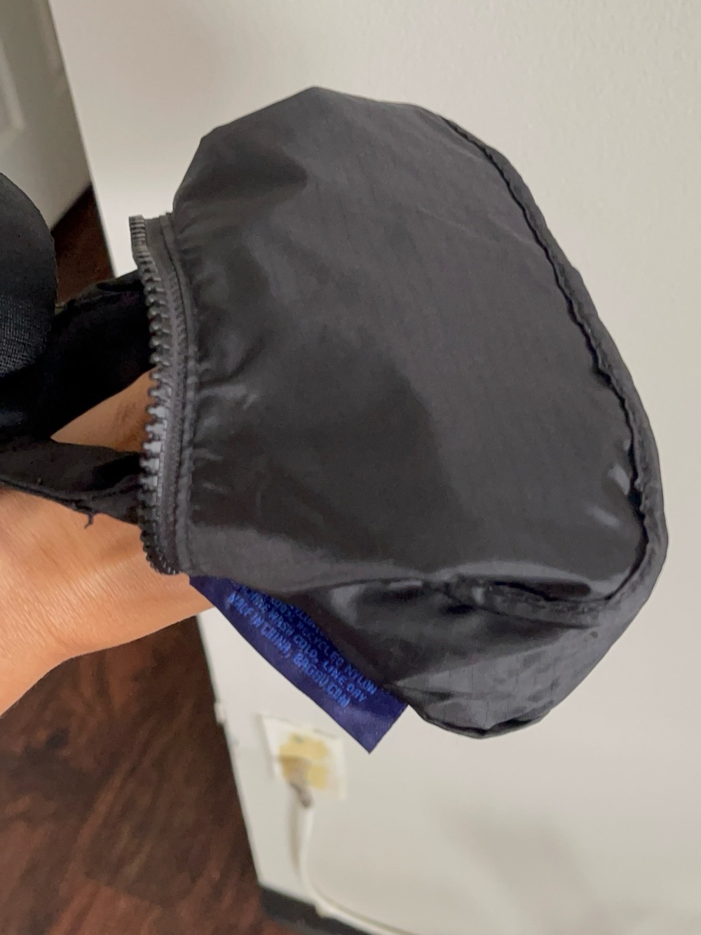 BAGGU MINI Crescent Nylon
Crossbody Bag Black - Picture 4 of 12
